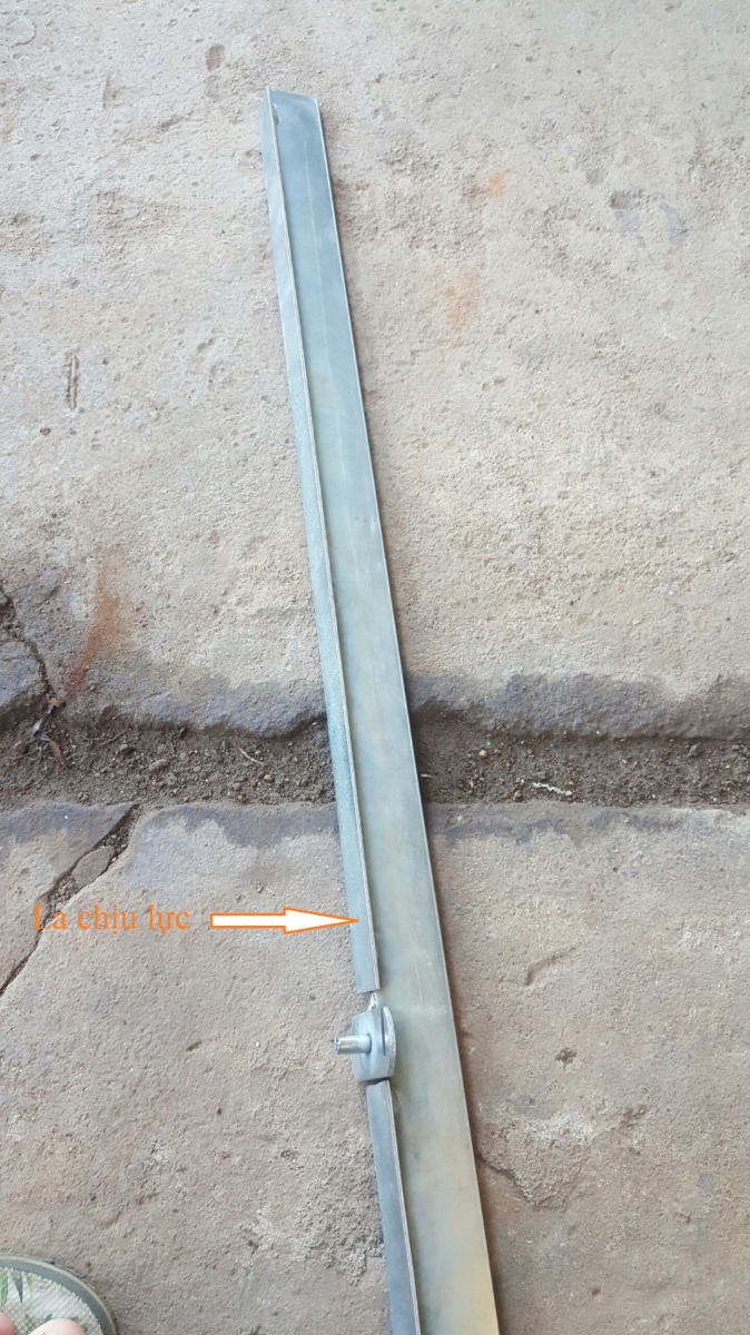 Ray mạ kẽm sáng bóng bảo vệ bề mặt chống rỉ sét và có la chịu lực giúp cửa vận hành ổn định