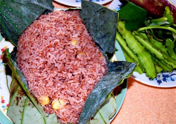 Cơm gạo huyết rồng gói lá sen